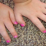 ¿Dejas que tus hijas se pinten las uñas? Lee aquí porqué no es recomendable