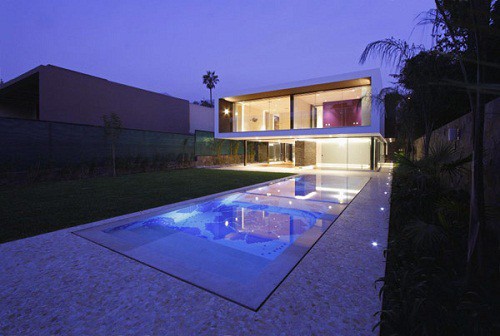 Fachadas de casas con piscina