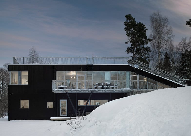 Casa con amplias ventanas