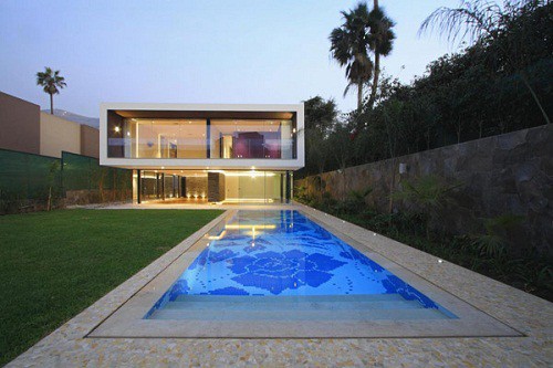 Fachadas de casas con piscina